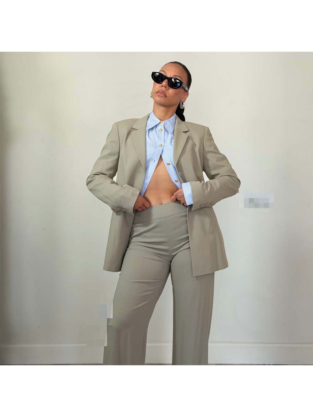 Escada - Picture 3 of 9